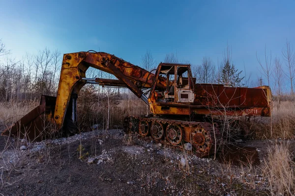 Old Rusty Abandoned Excavator Closing Factory — Stock Photo, Image