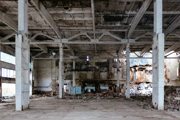 Opuszczona zniszczona duża hala przemysłowa ze śmieciami czekającymi na wyburzenie — Zdjęcie stockowe