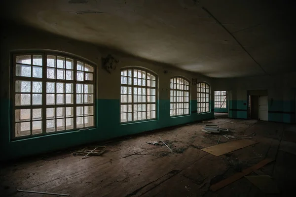 Dentro do antigo Orlovka Asylum para os loucos na região de Voronezh. Hospital psiquiátrico abandonado assustador escuro — Fotografia de Stock