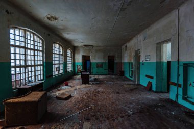 Voronezh Bölgesi 'ndeki eski Orlovka Akıl Hastanesi' nde. Terk edilmiş karanlık akıl hastanesi