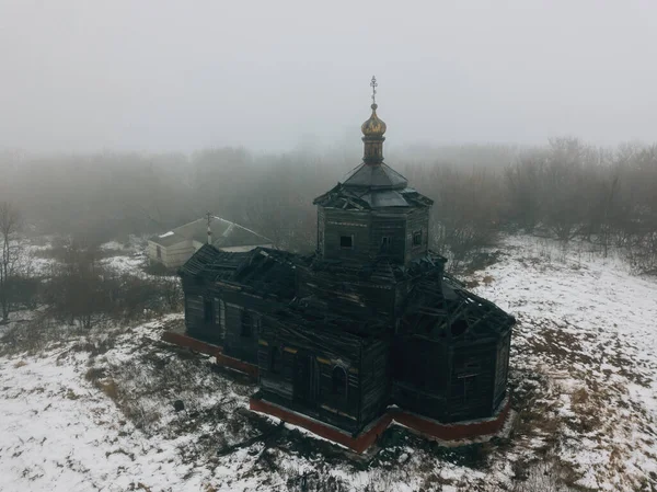 Antiguo abandonado de madera arruinado iglesia rusa de Atanasio el Grande en el Bajo Babino, región de Kursk, vista aérea — Foto de Stock