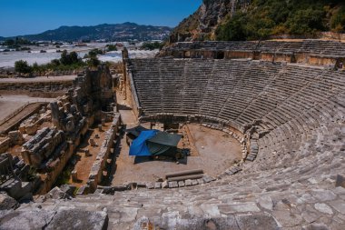 Türkiye 'nin Demre kentindeki antik Myra kentindeki Yunan-Roma amfitiyatrosunun antik kalıntıları.