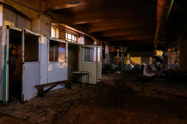 Velho Quebrado Vazio Edifício Industrial Abandonado Interior — Fotografia de Stock