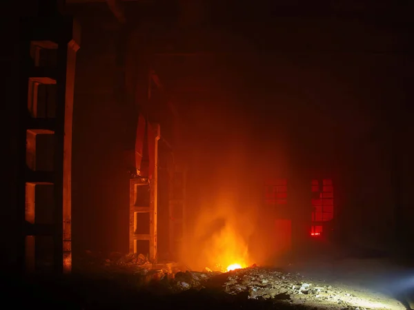 工厂失火了被着火的工业大楼烧毁 — 图库照片
