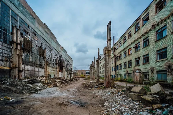 파괴를 기다리는 버려진 부서진 건물들 굴착기 — 스톡 사진