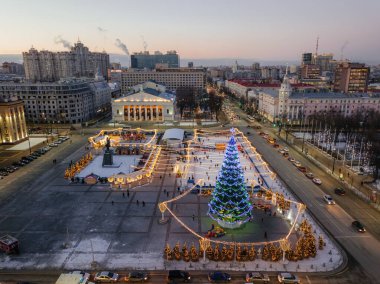 Rusya 'nın Voronezh kentindeki Lenin meydanında yeni yıl kutlamaları sırasında sokak aydınlanması, hava manzarası.