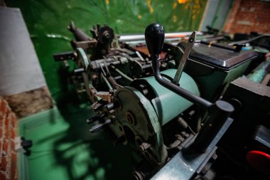 Atölyedeki endüstriyel makine araçları, görüntüyü kapatın.