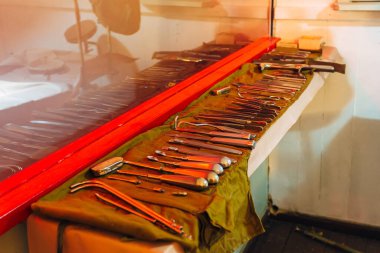 Cerrahi aletler ve aletler ameliyat için hazır..