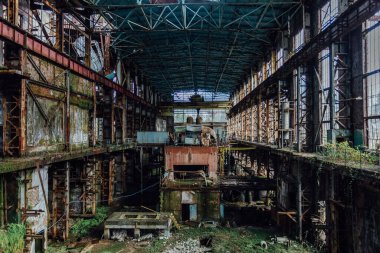 Paslı türbin jeneratörü. Savaş tarafından tahrip edilmiş ve Tkvarcheli Tquarchal enerji santrali, Abhazya, Gürcistan 'da bitkiler ve yosun makineleri tarafından istila edilmiş..