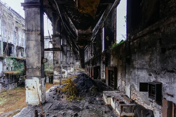 Überwucherte Industrieruinen Verlassen Zerstört Durch Ein Kriegskraftwerk Tkvarcheli Tquarhcal Abchasien — Stockfoto