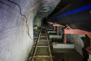 Karanlık, yeraltı kanalizasyon tünel sistemi..