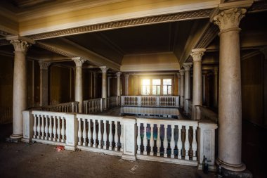 Abhazya, Gürcistan 'da köşe yazıları olan terk edilmiş eski bir salon..