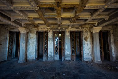 Terk edilmiş eski salon. Terk edilmiş binanın içinde kırık ahşap kapılar..