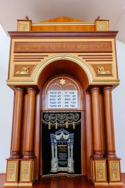 17 Şubat 2021 'de Rusya' nın Rostov-on-Don kentindeki Voronezh Sinagogu 'ndaki Tevrat parşömenlerini taşıyan sandığın kapısı..