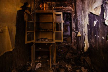 Evin içi yanmış. Yangın konseptinin sonuçları.