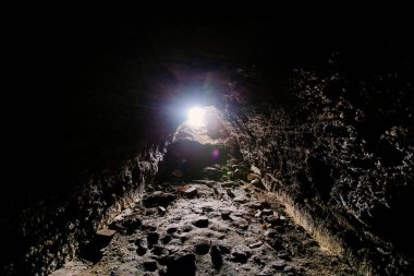 Yeraltı geçidinin sonundaki ışık