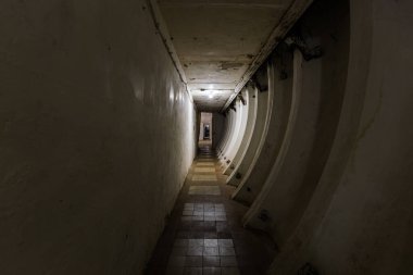 Karanlık terk edilmiş Sovyet sığınağı, Soğuk Savaş yankısı..