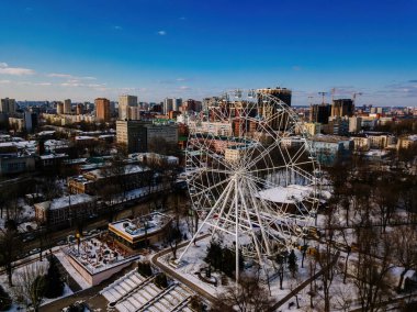 Rostov-on-Don 'daki parkta dönme dolap. Kış günü İHA' dan hava görüntüsü..