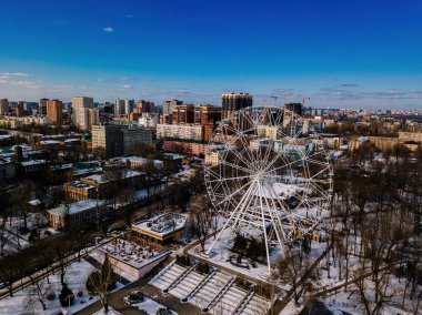 Rostov-on-Don 'daki parkta dönme dolap. Kış günü İHA' dan hava görüntüsü..