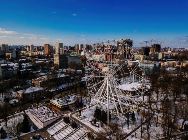 Rostov-on-Don 'daki parkta dönme dolap. Kış günü İHA' dan hava görüntüsü..