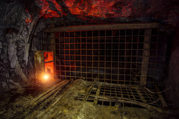 Тёмный и грязный заброшенный урановый шахтный тоннель.