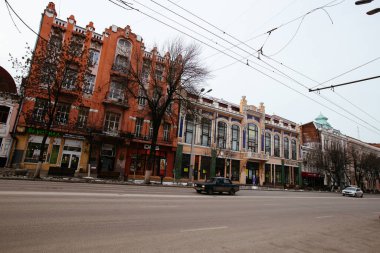 Rostov-on-Don 'un merkez bölgesi. Tarihi binaların güzel mimarisi, Rostov-on-Don, Rusya - 15 Şubat, 2021.