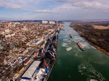 Don nehri kıyısındaki Rostov-on-Don limanı, kışın insansız hava aracından hava manzaralı..