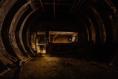 Karanlık terk edilmiş Sovyet sığınağı, Soğuk Savaş yankısı..