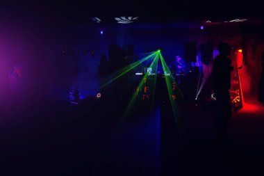 Gece kulübü diskosunda dans eden insanların silueti..