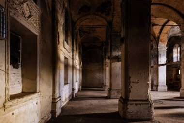 Karanlık, tüyler ürpertici, terk edilmiş Bakire Meryem Kilisesi 'nin içinde..