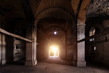 Karanlık, tüyler ürpertici, terk edilmiş Bakire Meryem Kilisesi 'nin içinde..