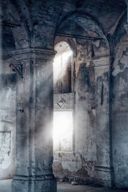 Karanlık, tüyler ürpertici, terk edilmiş Bakire Meryem Kilisesi 'nin içinde..