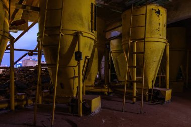 Terk edilmiş fırın. Terk edilmiş fabrikada eski paslı ekipmanlar..