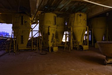 Terk edilmiş fırın. Terk edilmiş fabrikada eski paslı ekipmanlar..