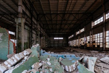 Yıkımı bekleyen çöplerle dolu büyük sanayi salonunu terk ettim. Eski Voronezh kazıcı fabrikası.