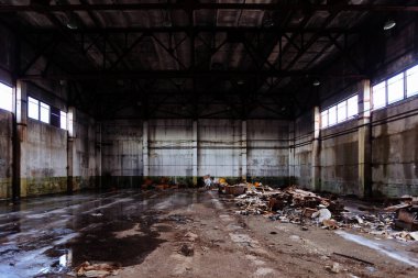 Eski, boş, terk edilmiş sanayi binası..