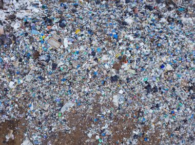 Katı atık sahasındaki büyük çöp yığınının havadan çekilmiş fotoğrafı.