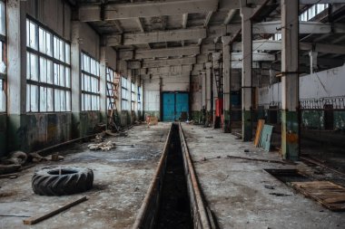 Eski, boş, terk edilmiş sanayi binası..