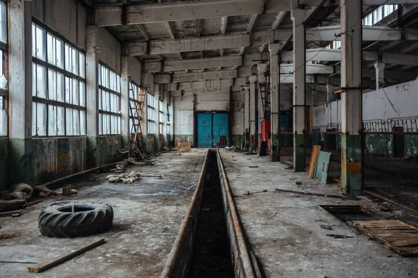 Eski, boş, terk edilmiş sanayi binası..