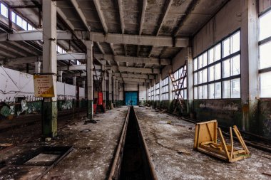 Eski, boş, terk edilmiş sanayi binası.