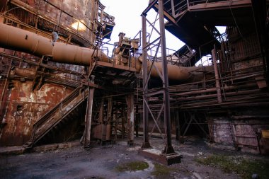 Metalurji fabrikasının eski paslı fırın ekipmanı.