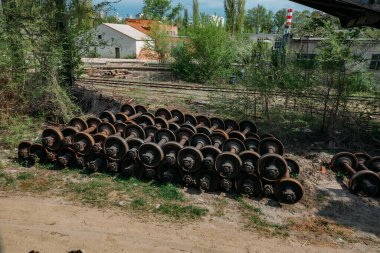 Terk edilmiş fabrikada eski paslı tren tekerlekleri.