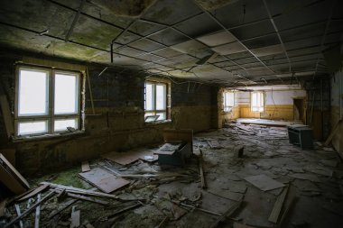 Terk edilmiş karanlık sanayi veya ofis içi