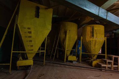 Terk edilmiş fırın. Terk edilmiş fabrikada eski paslı ekipmanlar..