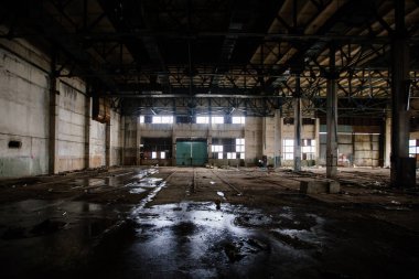 Eski terk edilmiş büyük sanayi salonu. Boş depo.