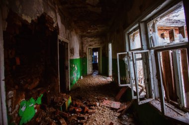 Terk edilmiş eski binanın karanlık kirli koridoru..
