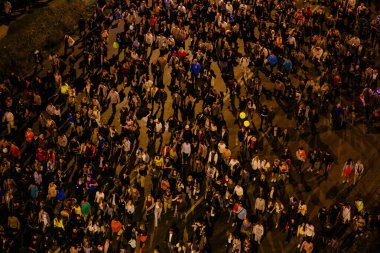 Sokakta yürüyen kalabalığın havadan görünüşü.