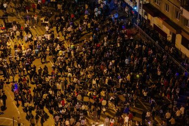 Sokakta yürüyen kalabalığın havadan görünüşü.