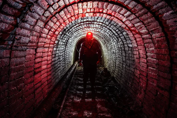 Hombre Con Traje Protector Dentro Una Mina Uranio Abandonada —  Fotos de Stock