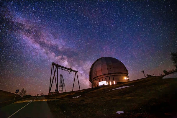 Observatorio Astrofísico Especial Contra Cielo Nocturno Estrellado Con Vía Láctea — Foto de Stock